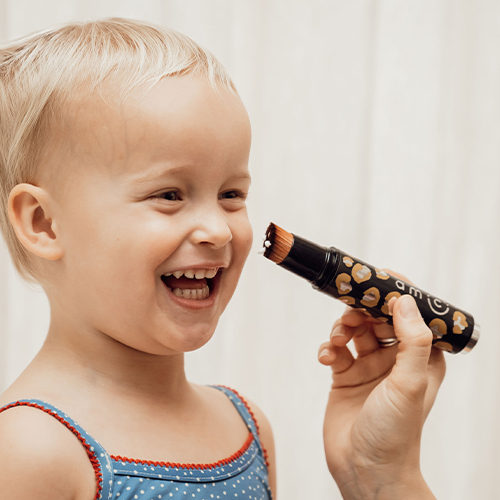 Refillable-Brush-Leo-Licious-kind-wordt-ingesmeerd-met-de-brush