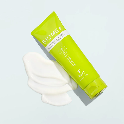 De BIOME+ Cleansing Comfort Balm tube naast een flinke swatch van de romige reinigingsbalsem.
