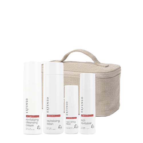 Een selectie Extenso anti-aging huidverzorgingsproducten voor dagelijks gebruik, gepresenteerd naast een beige toilettas.