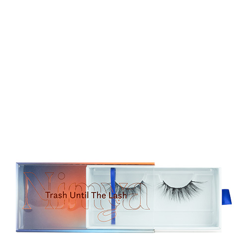 Een opengeschoven Nimya wimperdoosje met daarin een kunstwimper en de tekst Trash Until The Lash