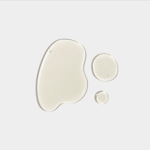 Textuur swatch van een grotere plas en twee kleinere ronde druppels van een transparant, vloeibaar gezichtsserum op een egale lichtgrijze achtergrond