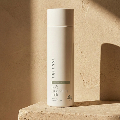 Fles Extenso soft cleansing milk op een beige stenen ondergrond met schaduwspel