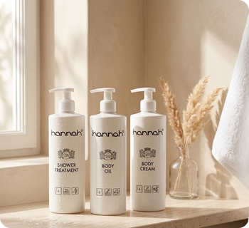 mobiele banner met drie witte hannah flessen voor lichaamsverzorging in een badkamer setting
