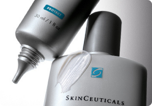 Zilverkleurige tubes van Skinceuticals met een crèmetextuur ter bescherming tegen de zon