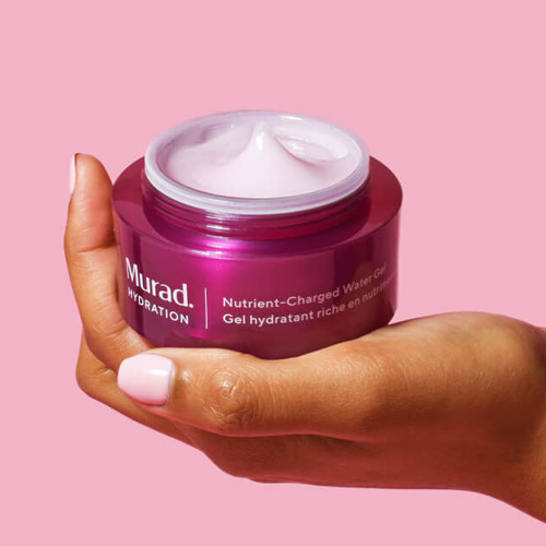 Open pot Murad Nutrient Charged Water Gel vastgehouden in hand