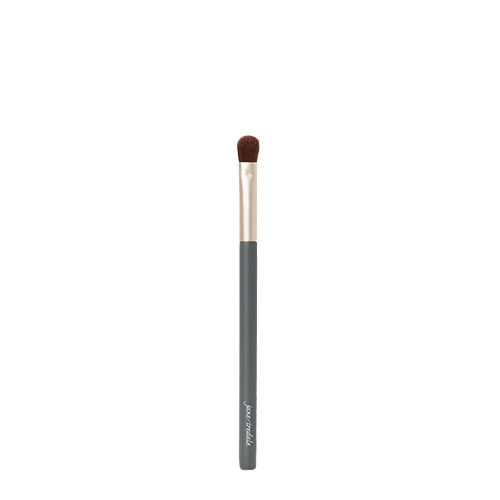 Jane Iredale Flat Eye Brush met een grijze steel, goudkleurige huls en een kleine, platte borstelkop voor oogschaduw.