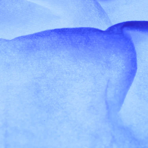 Close-up van een abstracte, golvende en transparante blauwe geltextuur