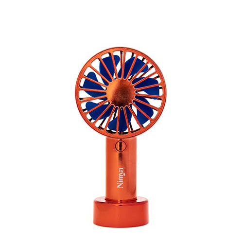 Voorkant van de oranje Nimya ventilator met blauwe bladen en het merklogo op de handgreep