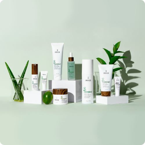 Een overzicht van de IMAGE Skincare ORMEDIC collectie met producten zoals de Balancing Facial Cleanser en Bio-Peptide Cream, gepresenteerd in een frisse setting met aloë vera en groene accenten.