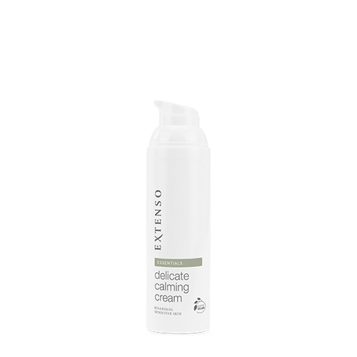 Witte pompflacon Extenso Delicate Calming Cream tegen een witte achtergrond.