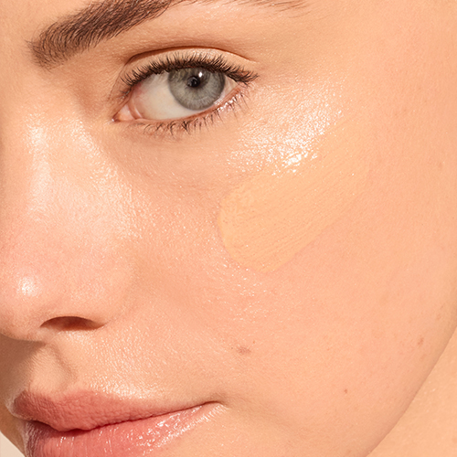 Close-up van het gezicht van een model met Jane Iredale Glow Fixation in de tint Light to Light medium