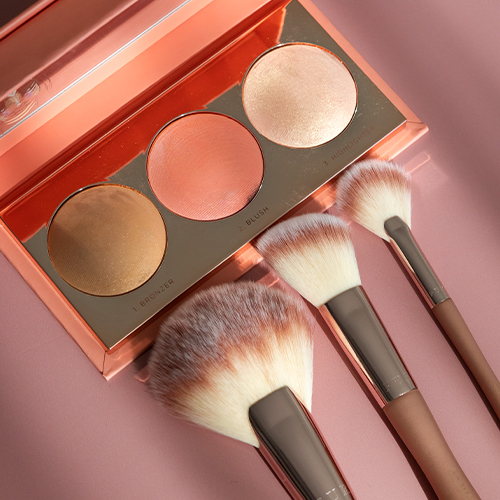 Small-Fan-Brush-met-fijne-haren-voor-gelijkmatige-aanbreng-van-highlighter-blush-en-bronzer