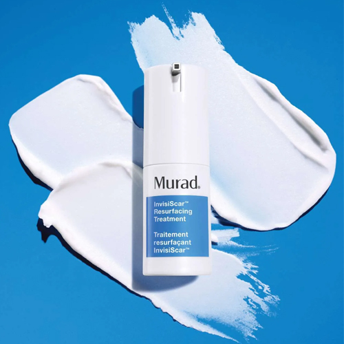 Textuur van de Murad InvisiScar Resurfacing Treatment getoond op een blauwe achtergrond