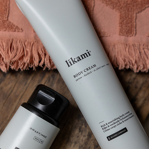 Deze hydraterende en stimulerende Body Cream met aloë vera en zoete amandelolie verzacht en voedt de droge huid. bescherm-je-droge-huid-met-de-likami-body-cream