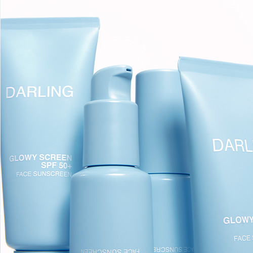 Meerdere lichtblauwe verpakkingen van de Darling Glowy Screen lijn naast elkaar gefotografeerd.