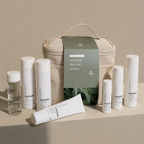 Extenso complete skincare routine essentials set bestaande uit een toilettas en basisverzorging waaronder een cleansing milk lotion en gezichtsscrub