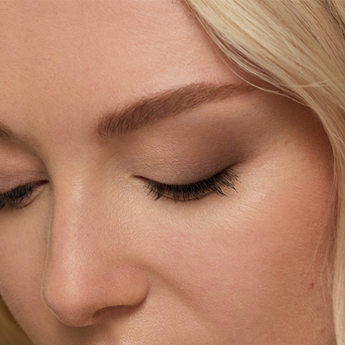 Model met de Jane Iredale ColorLuxe Eye Shadow Stick in de kleur Alabaster aangebracht op de oogleden.
