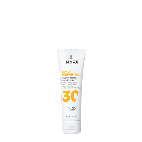 Een witte tube IMAGE Skincare Daily Prevention sheer matte moisturizer SPF 30 een matterende dagcrème met zonbescherming in travel size.