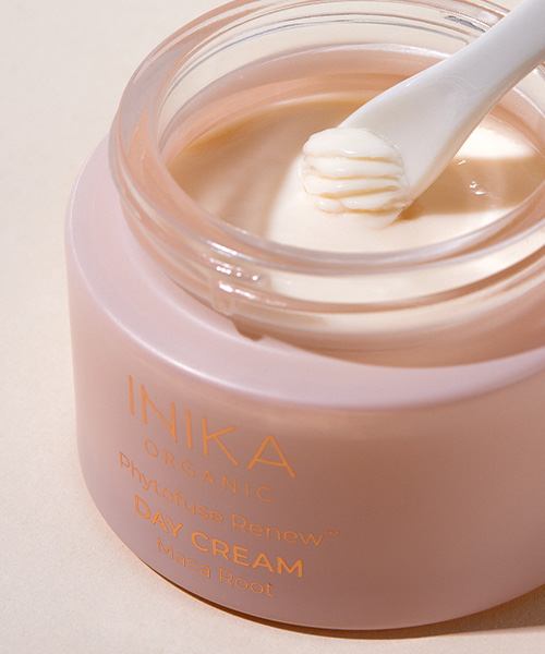 De lichtgewicht voedende dagcrème van INIKA Organic phytofuse-renew-day-cream-van-inika-organic