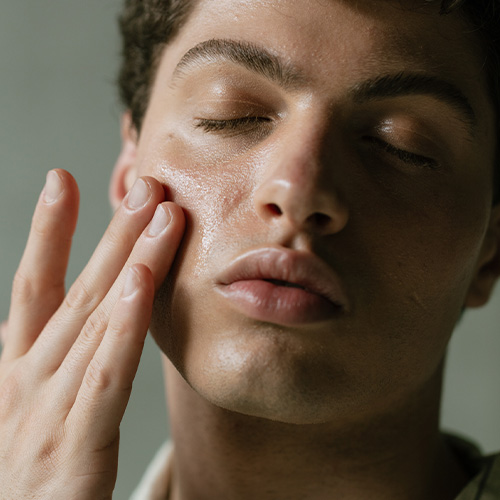 Breng 2-4 druppels Likami Brighten Skin serum aan op een schoon gezicht egaliseer-je-huidskleur-met-het-brighten-skin-gezichtsserum-van-likami