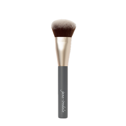 Een Jane Iredale Multiuse Blending Brush op een witte achtergrond. De kwast heeft een donkergrijze steel met het Jane Iredale logo, een goudkleurige huls en een volle, dichtbezet borstelkop met lichte uiteinden voor het naadloos blenden van make-up.