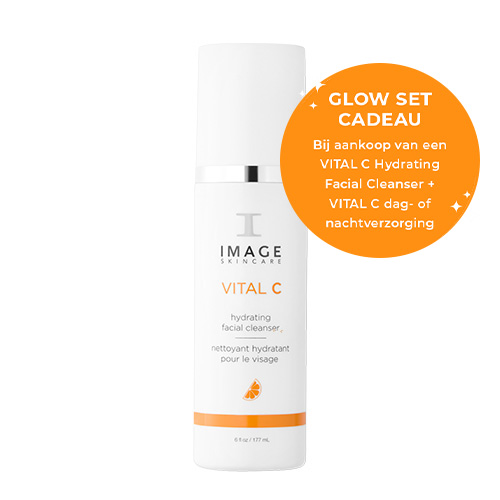 Een fles IMAGE Skincare VITAL C hydrating facial cleanser (177 ml) met een oranje actie-sticker waarop staat: "GLOW SET CADEAU bij aankoop van een VITAL C Hydrating Facial Cleanser + VITAL C dag- of nachtverzorging.