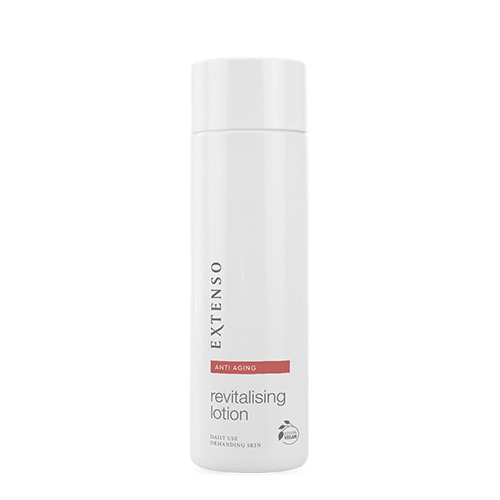 Een witte rechtopstaande fles van Extenso anti aging revitalising lotion tweehonderdvijftig milliliter op een witte achtergrond