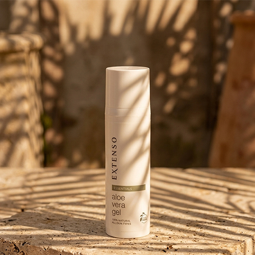 Flacon Extenso Aloë Vera Gel op een natuurlijke, lichte ondergrond.