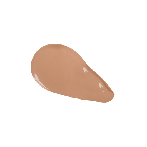 Een druppelvormige swatch van een vloeibare foundation of concealer in een licht tot medium bruine tint, glanzend en ongelijkmatig uitgesmeerd tegen een witte achtergrond.