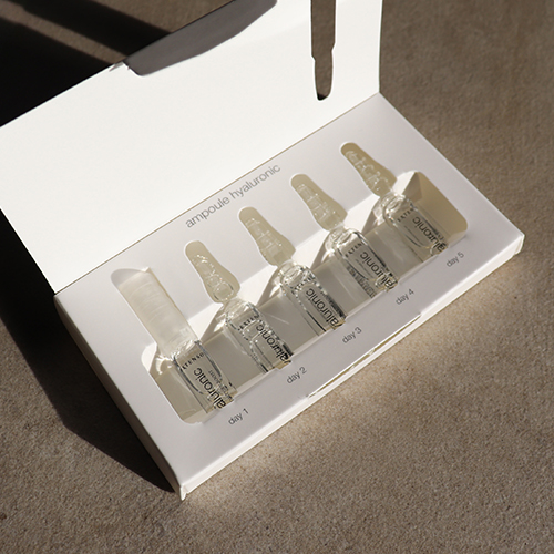 Extenso Ampoule Hyaluronic verpakking in een stijlvolle, serene setting.