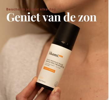 Een vrouw houdt een fles Likami Daily Defence Fluid SPF 50 vast. De tekst op de afbeelding luidt: "Bescherm je huid elke dag. Geniet van de zon."