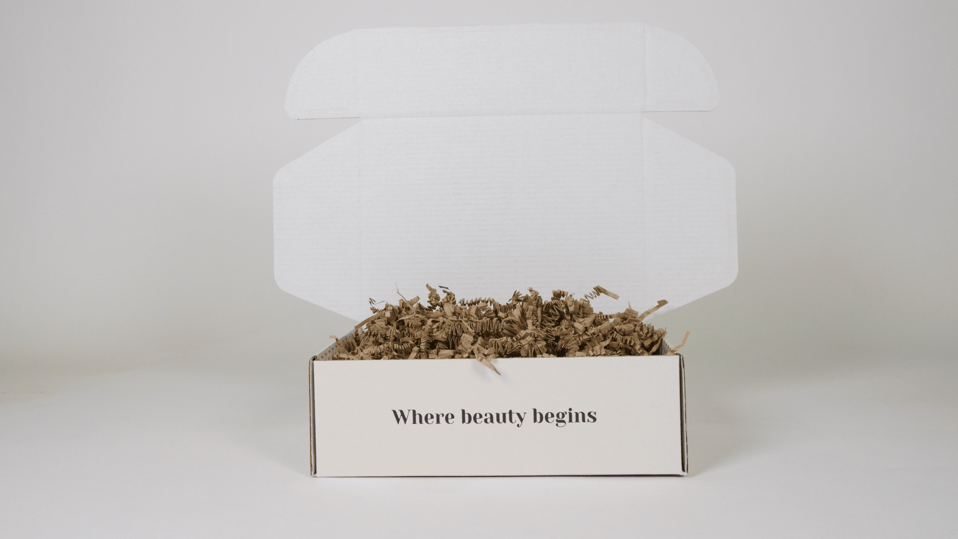 Het Cosmeticahuis doosje met daar op Where Beauty Begins. Gifje waar paaseieren, gouden ei en niks te zien is elke keer