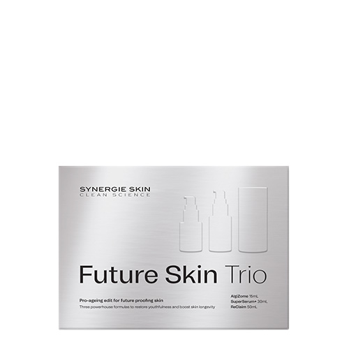 De zilveren verpakking van de Synergie Skin Future Skin Trio set, een pro-ageing edit voor het toekomstbestendig maken van de huid, met vermelding van de drie inbegrepen producten.