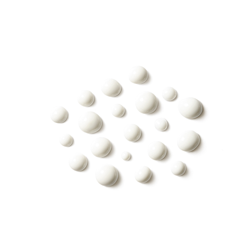 Kleine druppeltjes en bolletjes HydroPeptide Solar Dew zonnebrandcrème op een witte ondergrond