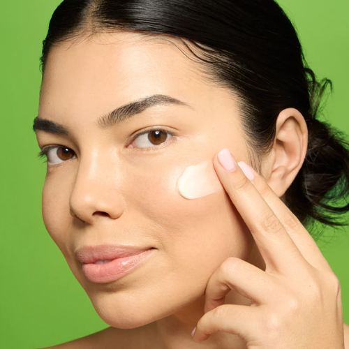 Vrouw brengt Murad Retinol Youth Renewal nachtcrème aan op haar gezicht