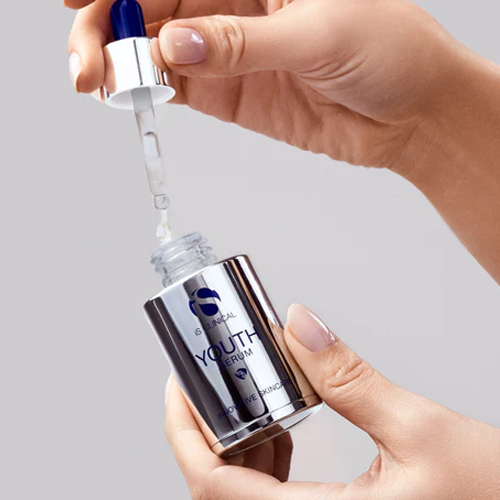 iS CLINICAL Youth Serum met pipet