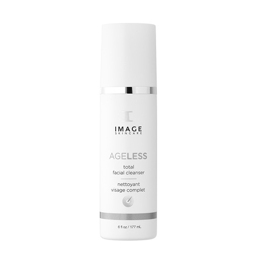 Witte flacon van de IMAGE Skincare Ageless Total Facial Cleanser met zilveren details.