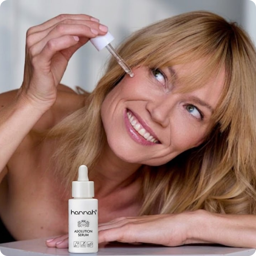Babs-glimlacht-met-hannah-Asolution-Serum-druppelaar