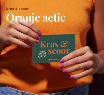 Een sfeerbeeld van de WK kraskaart met de tekst 'Kras & scoor', vastgehouden voor een feloranje shirt.