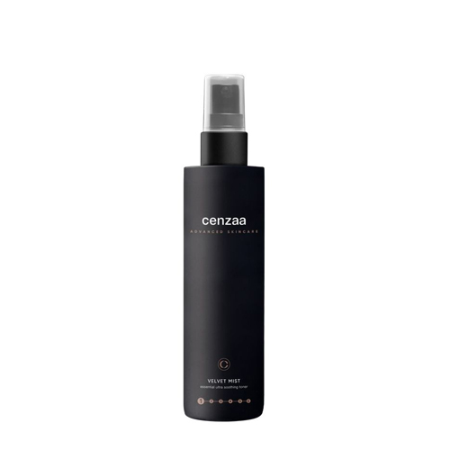 Een zwarte sprayflacon van Cenzaa Velvet Mist essential ultra soothing toner van 200ml tegen een witte achtergrond.