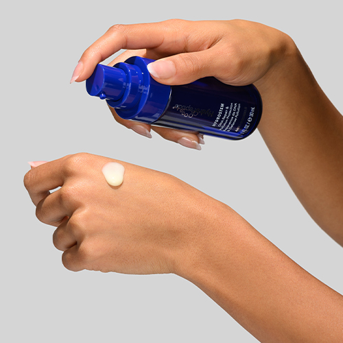 Handen die een pompje van het HydroPeptide Hydrostem serum aanbrengen op de handrug om de lichte textuur te tonen.