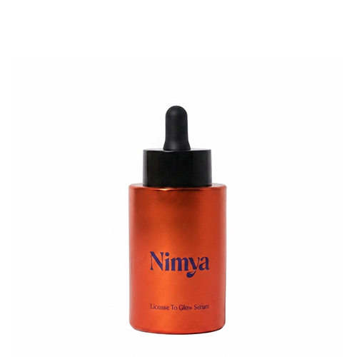 Oranje flesje van het Nimya License To Glow Serum van 50ml tegen een witte achtergrond