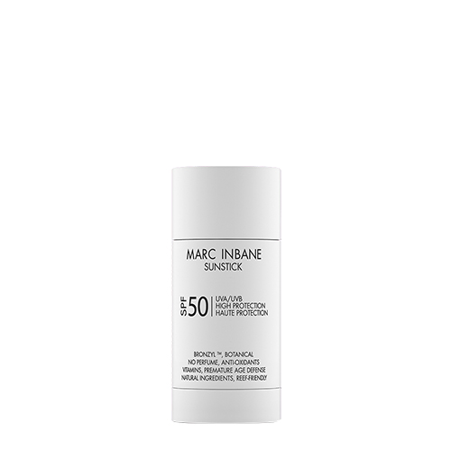 Een productafbeelding van de Marc Inbane Sunstick SPF 50 in een zwarte verpakking met de witte stick omhoog gedraaid tegen een witte achtergrond