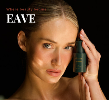 blond meisje met de Beauty drops van eave in haar hand en tegen haar gezicht. 