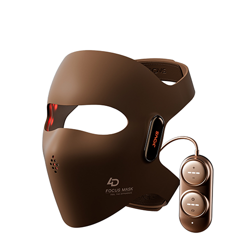 Een schuin vooraanzicht van het bruine JOVS 4D laser lichttherapie gezichtsmasker met een aangesloten goudkleurige afstandsbediening tegen een witte achtergrond