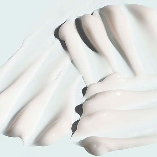 Close-up van de zachte, witte crème-textuur van de Image Skincare Clarifying Repair Crème.