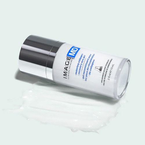 De flacon van IMAGE MD Restoring Collagen Recovery Eye Gel liggend op een uitgestreken laag van het product.