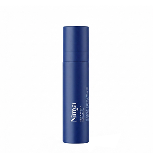 Een blauwe, gesloten flacon van de Nimya Set It and Forget It setting spray van 90ml tegen een witte achtergrond.