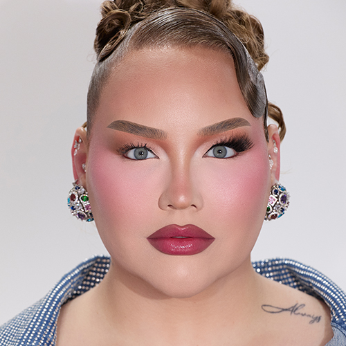 NikkieTutorials presenteert een voor na vergelijking van haar wimpers. Het rechteroog (van de kijker) heeft de Nimya valse wimpers, terwijl het linkeroog (van de kijker) alleen natuurlijke wimpers heeft. Ze draagt verder dezelfde make up en accessoires.