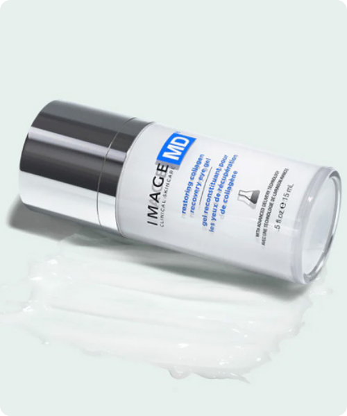 Witte flacon van IMAGE MD restoring collagen recovery eye gel liggend op een uitsmeerbare textuur van de ooggel.